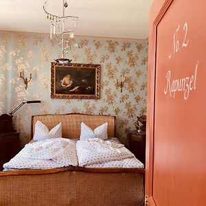 Zimmer mit Kingsize-Bett
